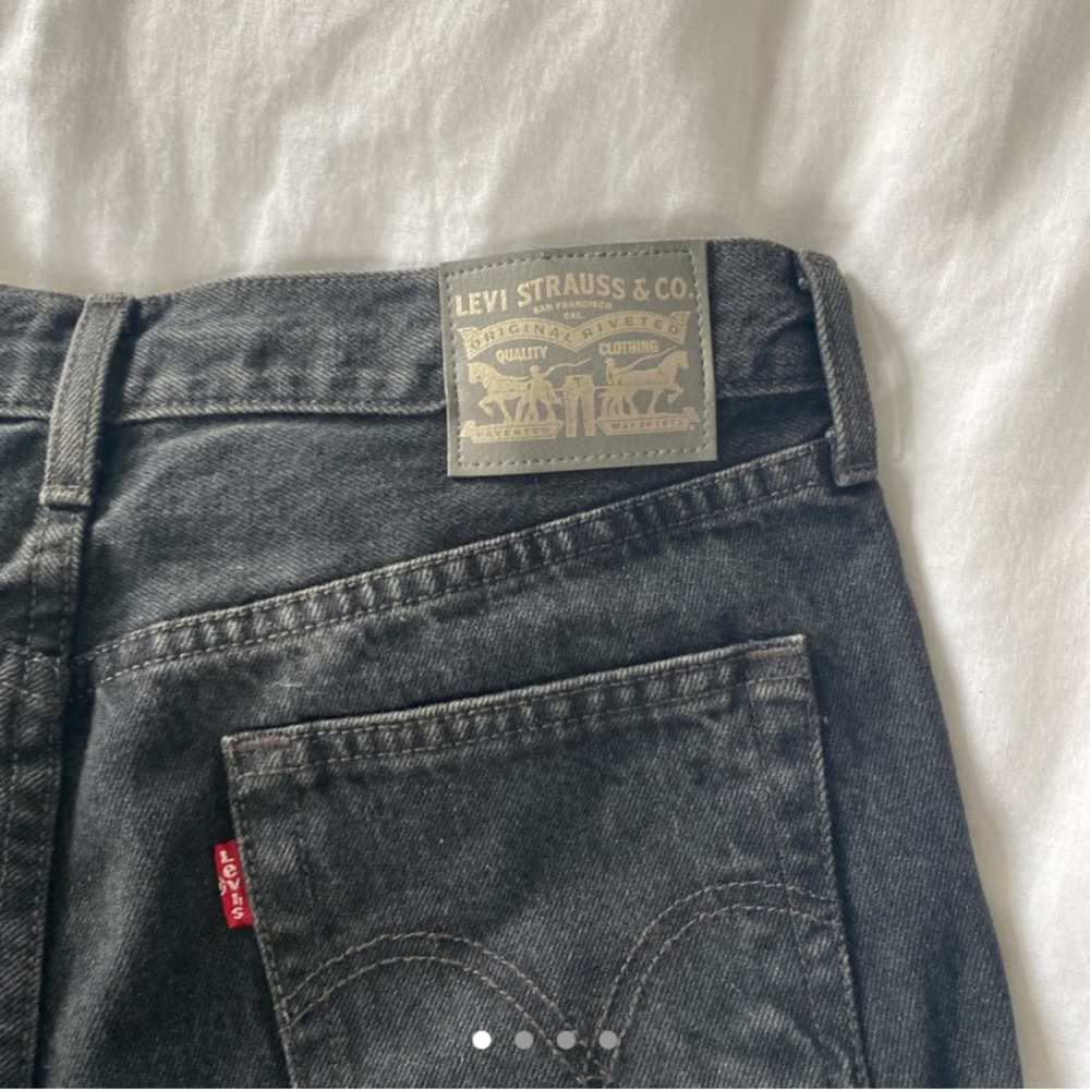 Levi’s black shorts mid rise